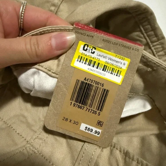 NWT Levi's Women's '94 Baggy Cargo Pants Beige Sz 28x30 Cotton A47070016 - Picture 7 of 12